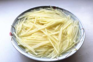 土豆擦成丝，清水里浸泡一下，洗去淀粉