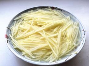 土豆擦成丝，清水里浸泡一下，洗去淀粉