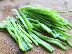 青椒去籽切丝