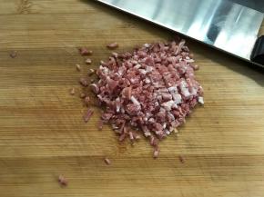 先把培根切碎。