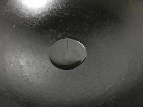 锅中放少许油。