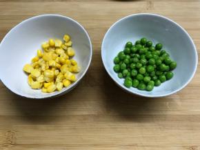 玉米粒和青豆焯水。