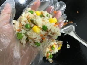 取一小团炒好的米饭。