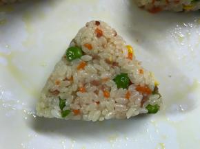 捏紧后整形成三角形状。