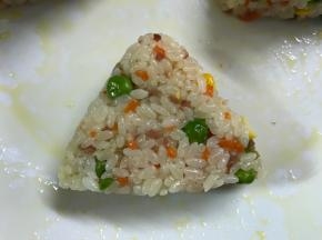 捏紧后整形成三角形状。