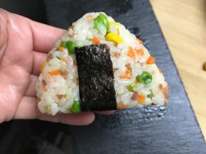 捏紧后整形成三角形状。