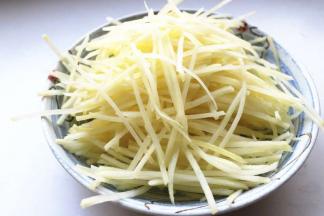 土豆丝捞出沥干水分