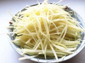 土豆丝捞出沥干水分