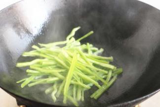 炒锅加油烧热，下入青椒丝快速翻炒30秒