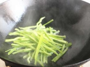 炒锅加油烧热，下入青椒丝快速翻炒30秒