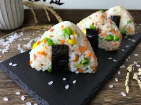 美味的培根杂蔬饭团。