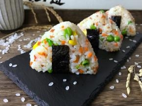 美味的培根杂蔬饭团。