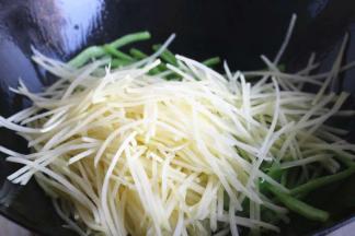 再下入土豆丝继续翻炒30秒