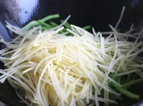 再下入土豆丝继续翻炒30秒