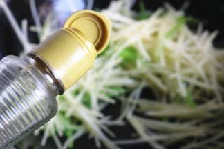 淋入少许香醋，加盐