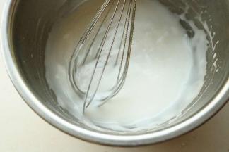 水、白糖和糕点粉混合，用手抽搅拌均匀。