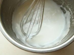 水、白糖和糕点粉混合，用手抽搅拌均匀。
