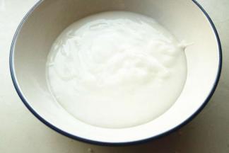 碗里刷油，倒入混合好的粉浆。