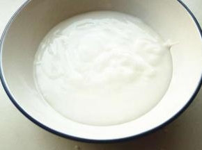 碗里刷油，倒入混合好的粉浆。