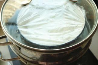 盖耐高温的保鲜膜，放入蒸锅，上汽后蒸20分钟