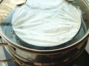 盖耐高温的保鲜膜，放入蒸锅，上汽后蒸20分钟
