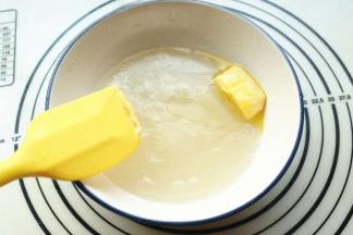趁热加入黄油，刚开始会不太容易混合。