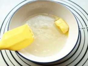 趁热加入黄油，刚开始会不太容易混合。