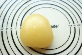 稍微凉一点，移到揉面垫上，揉一会就均匀了，透明有弹性。