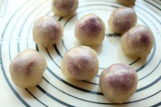 包起来，捏紧收口。