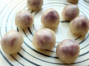 包起来，捏紧收口。