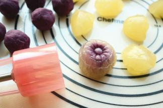 用月饼模压出花纹，也可以不压直接吃。