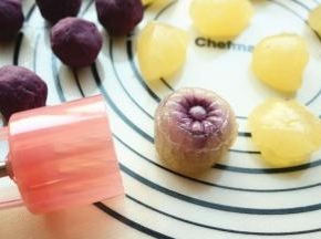 用月饼模压出花纹，也可以不压直接吃。