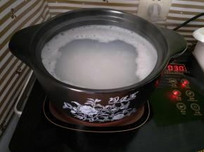 水沸腾后转中火熬煮