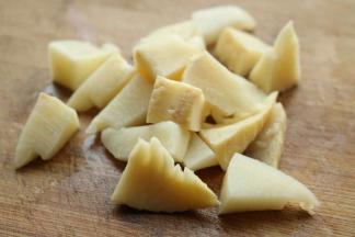 冬笋浸泡一会清水，洗净后切滚刀块。