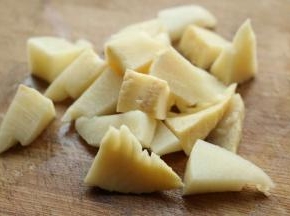 冬笋浸泡一会清水，洗净后切滚刀块。