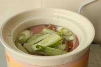 剩余半个小时的时候放入黄瓜片，继续炖到程序结束。