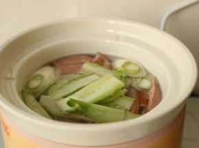 剩余半个小时的时候放入黄瓜片，继续炖到程序结束。