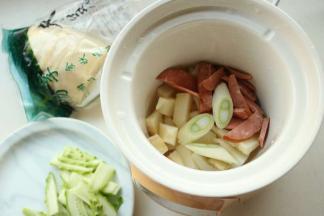 冬笋，火腿和葱姜放入炖锅。