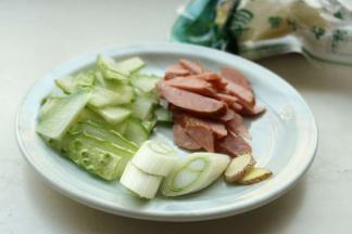 黄瓜切片，葱姜切断切片。