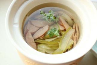 加盐调味，加香菜末。