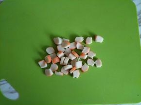 蟹肉棒剥去塑料膜切小片