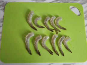 虾去壳挑去沙线(宝宝小的可以剁碎)
