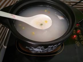 粥煮至七成熟时，下入胡萝卜玉米粒煮一会儿