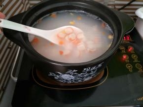 加入蟹肉棒稍煮