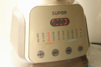 选择嫩滑湿豆功能，开始制作原味豆浆。