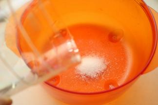 内酯放入容器里，加少许温开水融化。