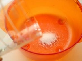 内酯放入容器里，加少许温开水融化。