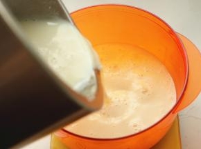 做好的豆浆冲入融化好的豆浆里。