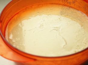 20分钟后，豆浆已经凝固成了豆花，属于很嫩的那种，不像那种卤汁点的，比较浓稠。