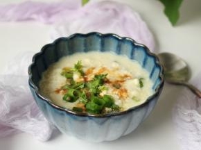 加葱花、生抽、虾皮等调料调味，就是好吃的咸豆浆了。